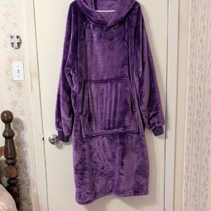 One Piece/One Size Cozy Hooded Robe, Large Front Pocket